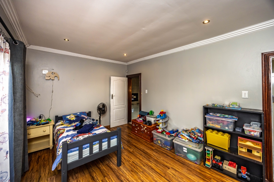 To Let 5 Bedroom Property for Rent in Cove Rock Eastern Cape